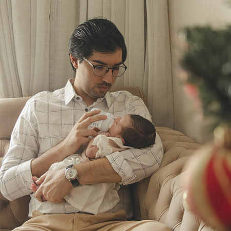 Foto padre dando el biberón a bebé